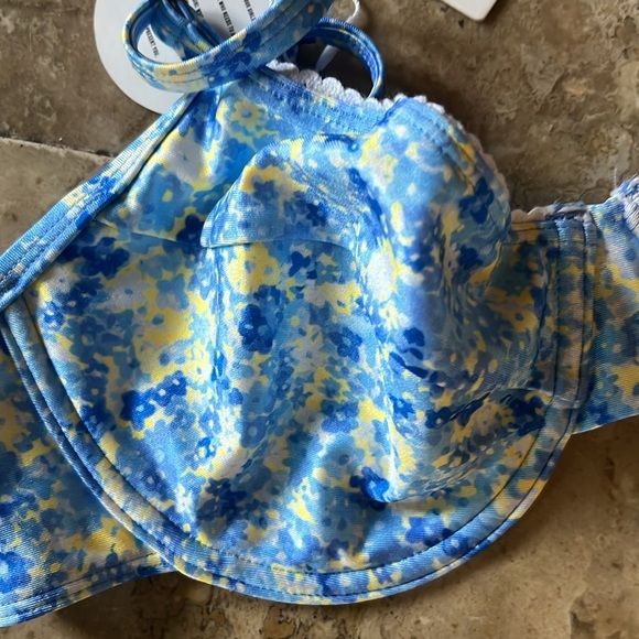 Kulani Kinis swimwear top NWT 2X Large.Blues and yellow with brass colored clasp - Picture 10 of 12